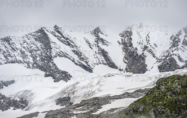 Glaciated mountain peaks, Hochfeiler with Schlegeiskees glacier, Berliner Hoehenweg, Zillertal,