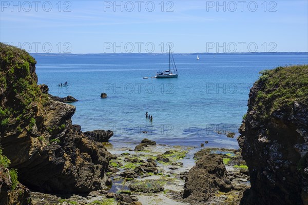Baie de Douarnenez bay near Ile de l'Aber, Crozon peninsula, Finistere department, Brittany region,