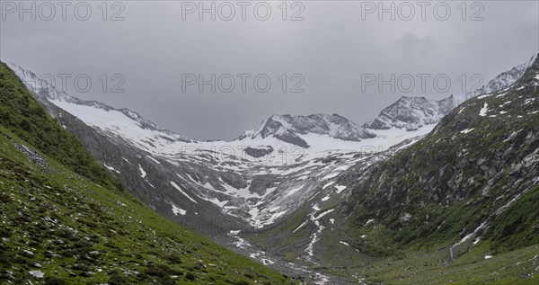 Schlegeisgrund valley, glaciated mountain peaks Hoher Weiszint and Schlegeiskees glacier, Berliner