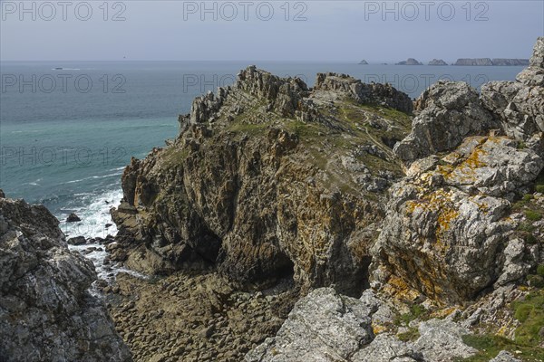 Pointe de Dinan, Crozon, behind the rocks Les Tas de Pois in front of the Pointe de Pen Hir, Crozon