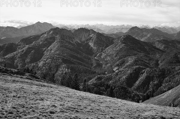 Guffert, Austrian and Bavarian Schinder, Halserspitze with Blaubergkamm, behind Karwendel, view