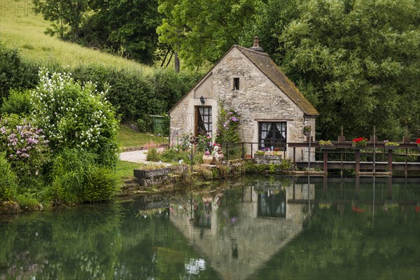 Canal de Bourgogne, Chateauneuf, Departement Cote-d'Or, Burgundy, Bourgogne-Franche-Comte, France,