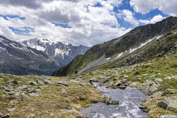 Mountaineers on a hiking trail, Berliner Hoehenweg, mountain panorama with glaciated mountain