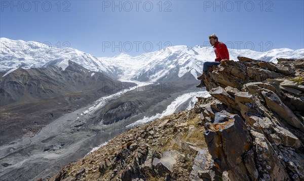 Mountaineer at Traveller's Pass with view of impressive mountain landscape, high mountain landscape