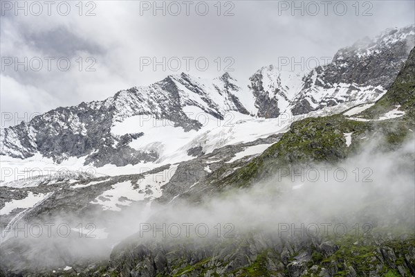 Glaciated mountain peaks, Hochfeiler with Schlegeiskees glacier, Berliner Hoehenweg, Zillertal,