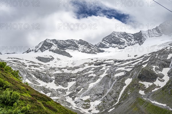 Glaciated mountain peaks Hoher Weiszint and Dosso Largo with Schlegeiskees glacier, Berliner