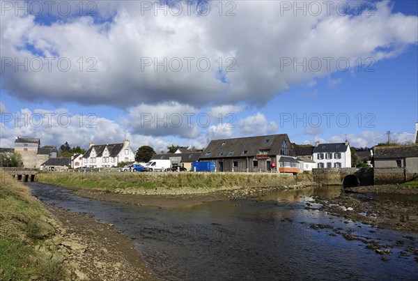 Bridge with Moulin du Pont mill at the mouth of La Mignonne into the Bay of Brest, Daoulas,