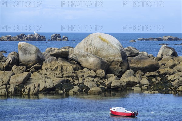 Lighthouse and beach at the Pointe de Pontusval, Plouneour-Brignogan-Plage, department Finistere