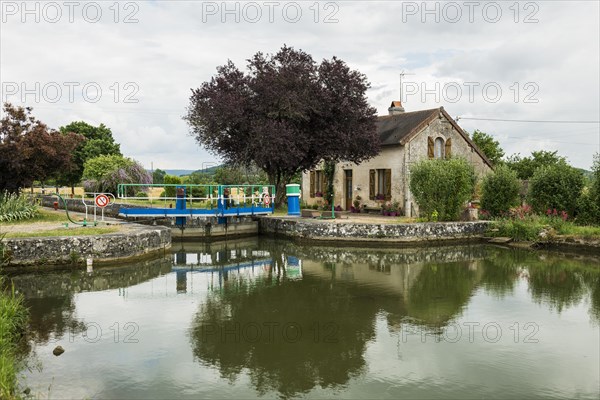 Canal de Bourgogne, Chateauneuf, Departement Cote-d'Or, Burgundy, Bourgogne-Franche-Comte, France,