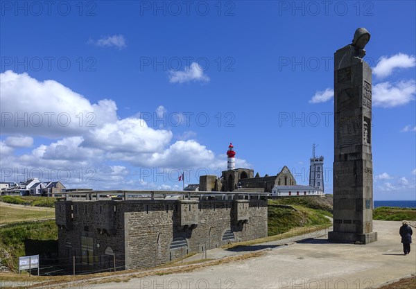 Former fort and memorial to the fallen of the 1st World War, semaphore at the back, ruins of the