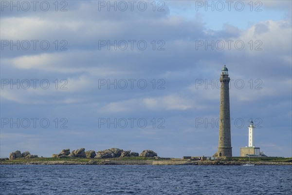 View from Porz Grach to the lighthouse Phare de l'Ile Vierge in the Lilia Archipelago, with 82, 5