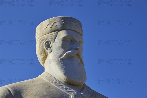 Statue of the resistance fighter and partisan Yannis Daskaloyannis, bust of a man with a moustache,