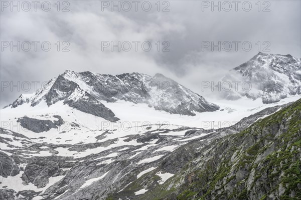 Glaciated mountain peaks Hoher Weiszint and Dosso Largo with Schlegeiskees glacier, Berliner