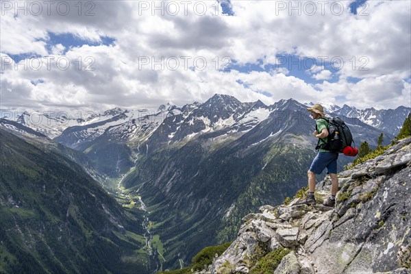 Mountaineer on hiking trail, Berliner Hoehenweg, mountain panorama with mountain valley Zemmer