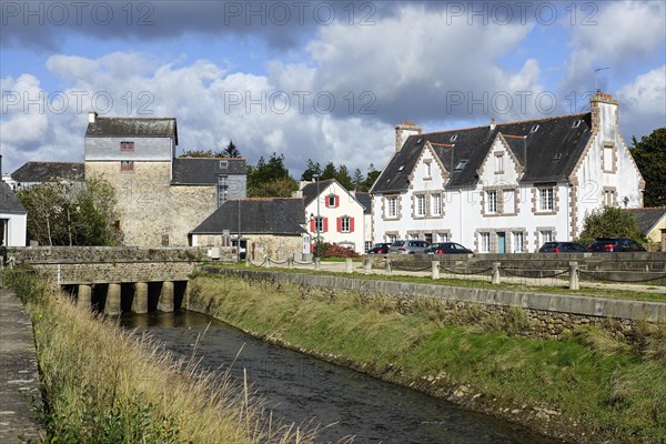 Bridge with Moulin du Pont mill at the mouth of La Mignonne into the Bay of Brest, Daoulas,