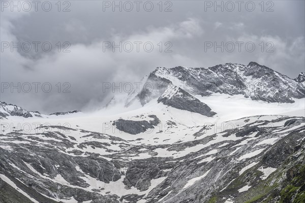 Glaciated mountain peak Dosso Largo with Schlegeiskees glacier, Berliner Hoehenweg, Zillertal Alps,