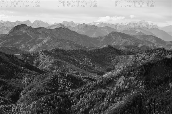 Halserspitze with Blaubergkamm and Schildenstein, behind Karwendel and Wetterstein range with