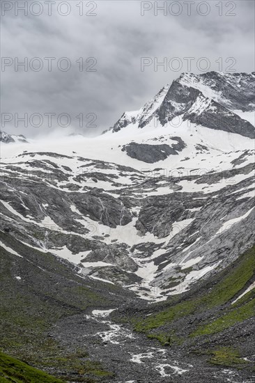 Schlegeisgrund valley, glaciated mountain peaks Dosso Largo and Schlegeiskees glacier, Berliner