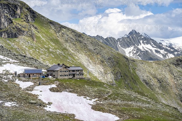 Mountain hut Friesenberghaus, mountain landscape with snow-covered mountain peaks, Berliner