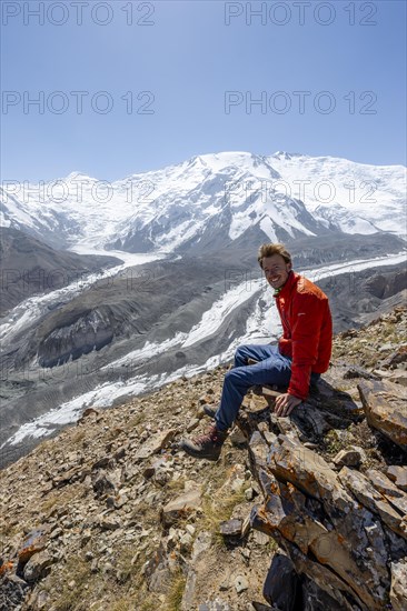 Mountaineer at Traveller's Pass with view of impressive mountain landscape, high mountain landscape