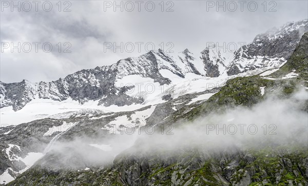 Glaciated mountain peaks, Hochfeiler with Schlegeiskees glacier, Berliner Hoehenweg, Zillertal,