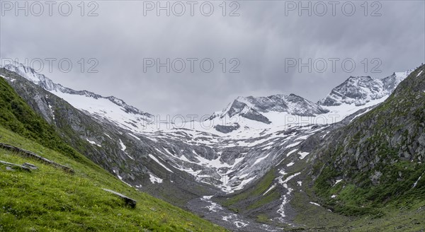 Schlegeisgrund valley, glaciated mountain peaks Hoher Weiszint and Schlegeiskees glacier, Berliner