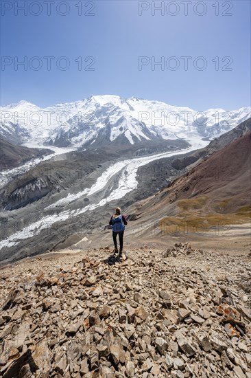 Mountaineer at Traveller's Pass with view of impressive mountain landscape, high mountain landscape