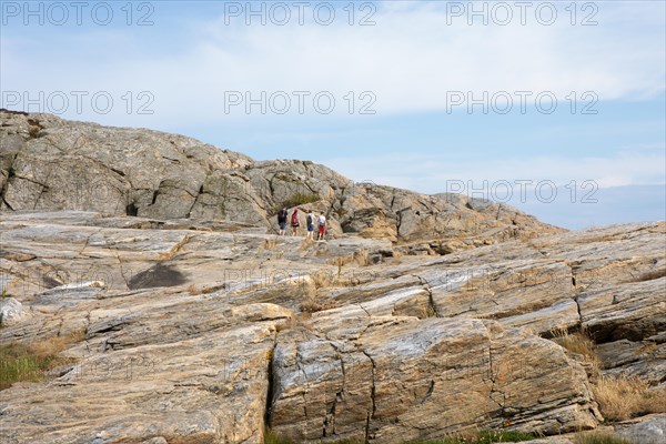 Hikers on the archipelago island of Marstrandsoe, Marstrand, Vaestra Goetalands laen, Sweden,