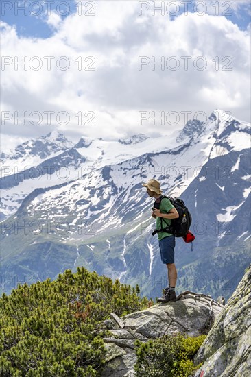 Mountaineer on hiking trail, Berliner Hoehenweg, mountain panorama with summit Grosser Moeseler and