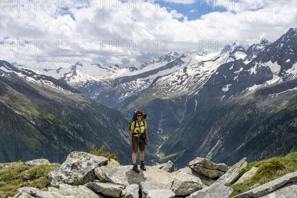 Mountaineer on hiking trail, Berliner Hoehenweg, mountain panorama with mountain valley Zemmer