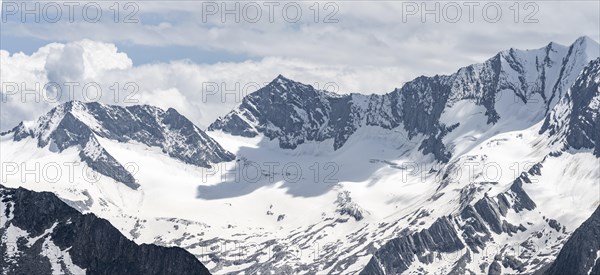 Mountain panorama with glaciated mountain peaks, Hoher Weisszint and Hochfeiler summits, Zillertal