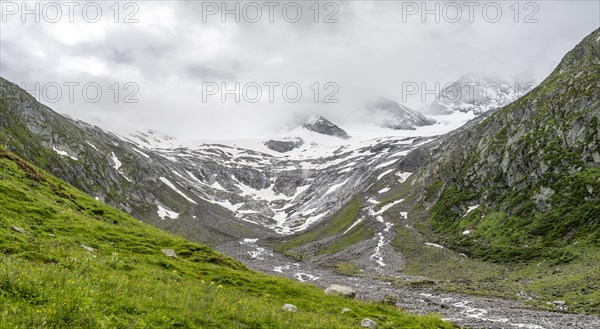 Schlegeisgrund valley, glaciated mountain peaks Hoher Weiszint and Schlegeiskees glacier, Berliner