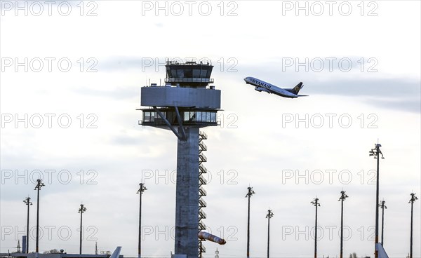 A Boeing 737-800 of the airline Ryanair takes off at BER Berlin Brandenburg Airport Willy Brandt,