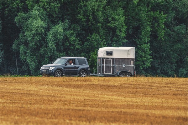 Off-road vehicle with horse trailer on an agricultural field, Osterholz, Wuppertal, North