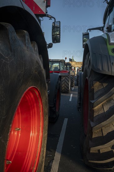 Germany, Berlin, 08.01.2024, Protest by farmers in front of the Brandenburg Gate, nationwide