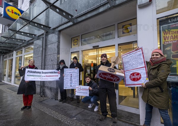 Germany, Berlin, 21.12.2023, action by Gemeingut in BuergerInnenhand (GiB), actions in front of