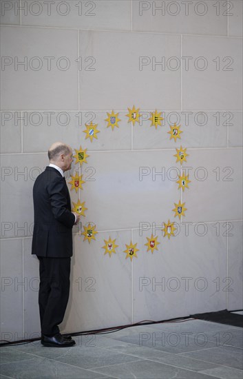 Federal Chancellor Olaf Scholz (SPD) pictured at the traditional reception for carol singers at the