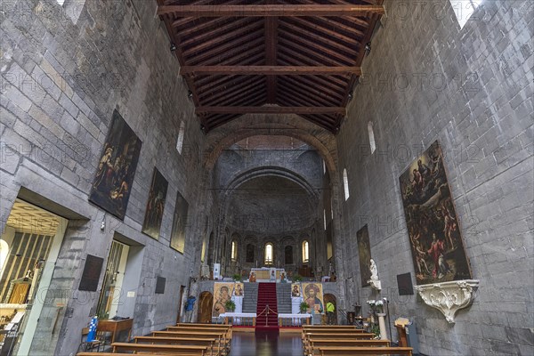 Interior of the church Parrocchia Abbazia di San Stefano, consecrated in 972, Piazza Santo Stefano,