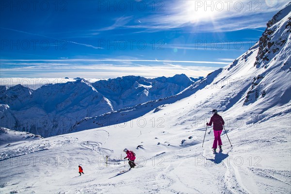 Skiers on the black ski route no. 41 from the Schwarze Schneid to the Seiterkarbahn,