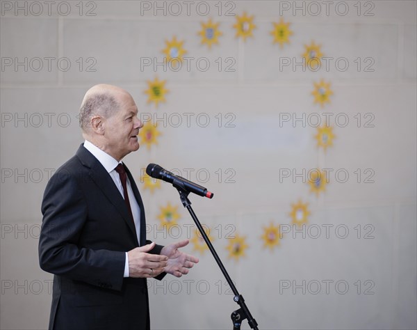 Federal Chancellor Olaf Scholz (SPD) pictured at the traditional reception for carol singers at the