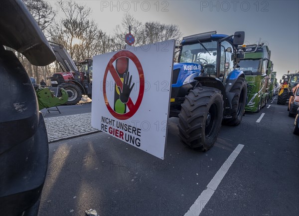 Germany, Berlin, 08.01.2024, Protest by farmers in front of the Brandenburg Gate, nationwide