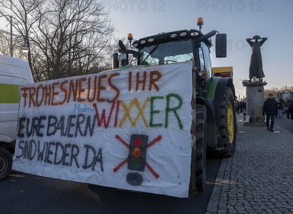 Germany, Berlin, 08.01.2024, Protest by farmers in front of the Brandenburg Gate, nationwide