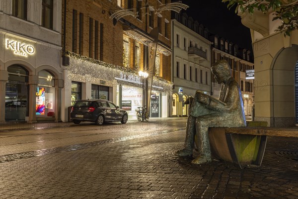 Bronze statue, newspaper reader, bronze sculpture by Pieter Sohl, Hauptstrasse, Bismarckplatz,
