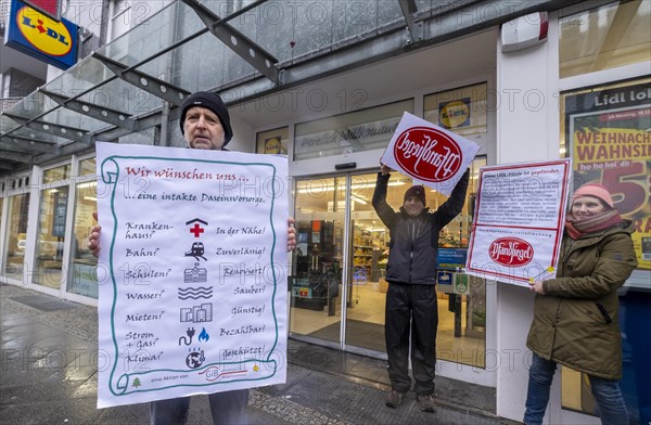 Germany, Berlin, 21.12.2023, action by Gemeingut in BuergerInnenhand (GiB), actions in front of
