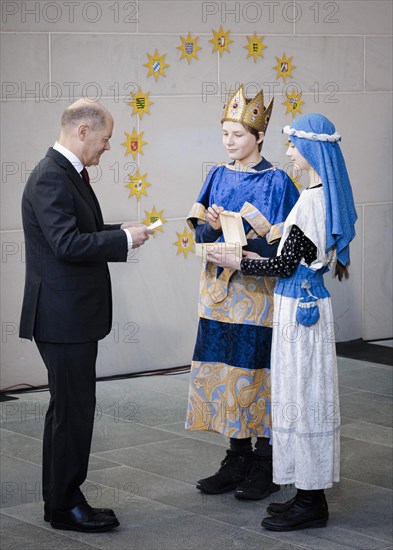 Federal Chancellor Olaf Scholz (SPD) pictured at the traditional reception for carol singers at the