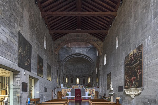 Interior of the church Parrocchia Abbazia di San Stefano, consecrated in 972, Piazza Santo Stefano,