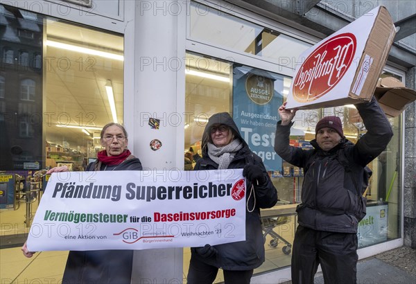 Germany, Berlin, 21.12.2023, action by Gemeingut in BuergerInnenhand (GiB), actions in front of