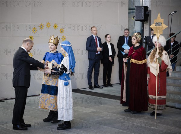 Federal Chancellor Olaf Scholz (SPD) pictured at the traditional reception for carol singers at the