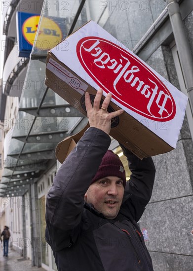 Germany, Berlin, 21.12.2023, action by Gemeingut in BuergerInnenhand (GiB), actions in front of