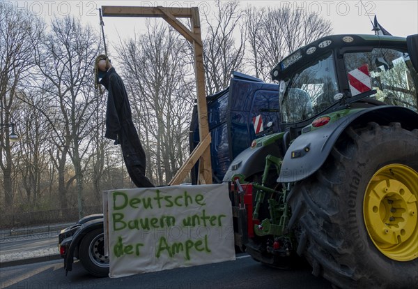 Germany, Berlin, 08.01.2024, Protest by farmers in front of the Brandenburg Gate, nationwide